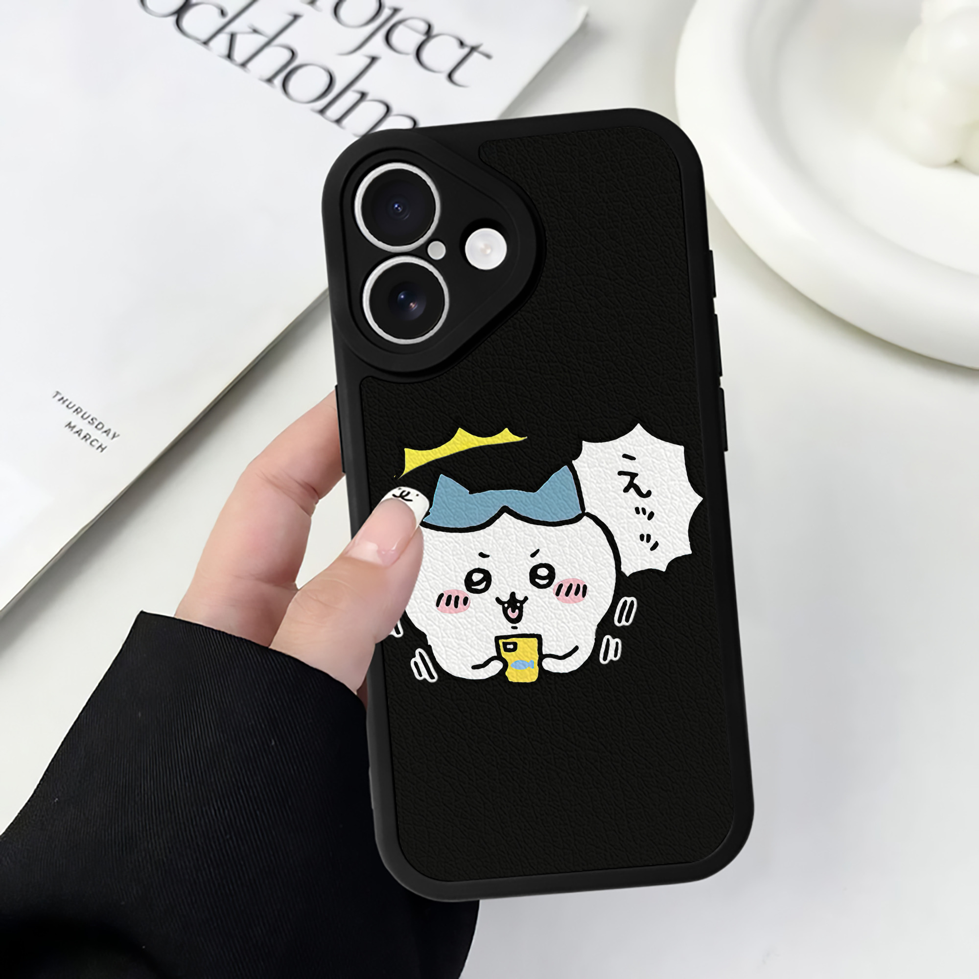 （画像用） ちいかわ ハチワレ Chii-kawa hachiware 【iPhone 16シリーズ対応】シリコンスマホケース（レザー調） 材質：シリコン